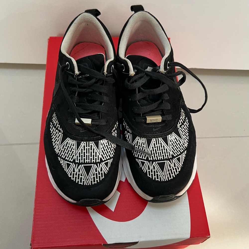 Nike Women's Black and White Athletic Sneakers